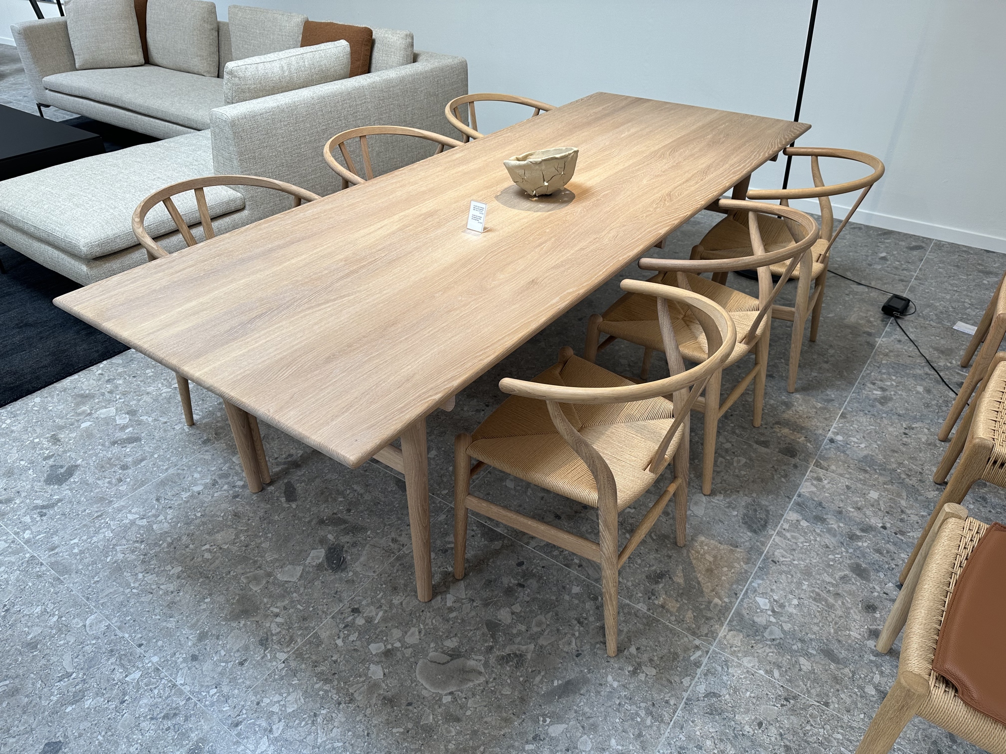 Carl Hansen-eettafel en 6 armstoelen in eik wit geolied