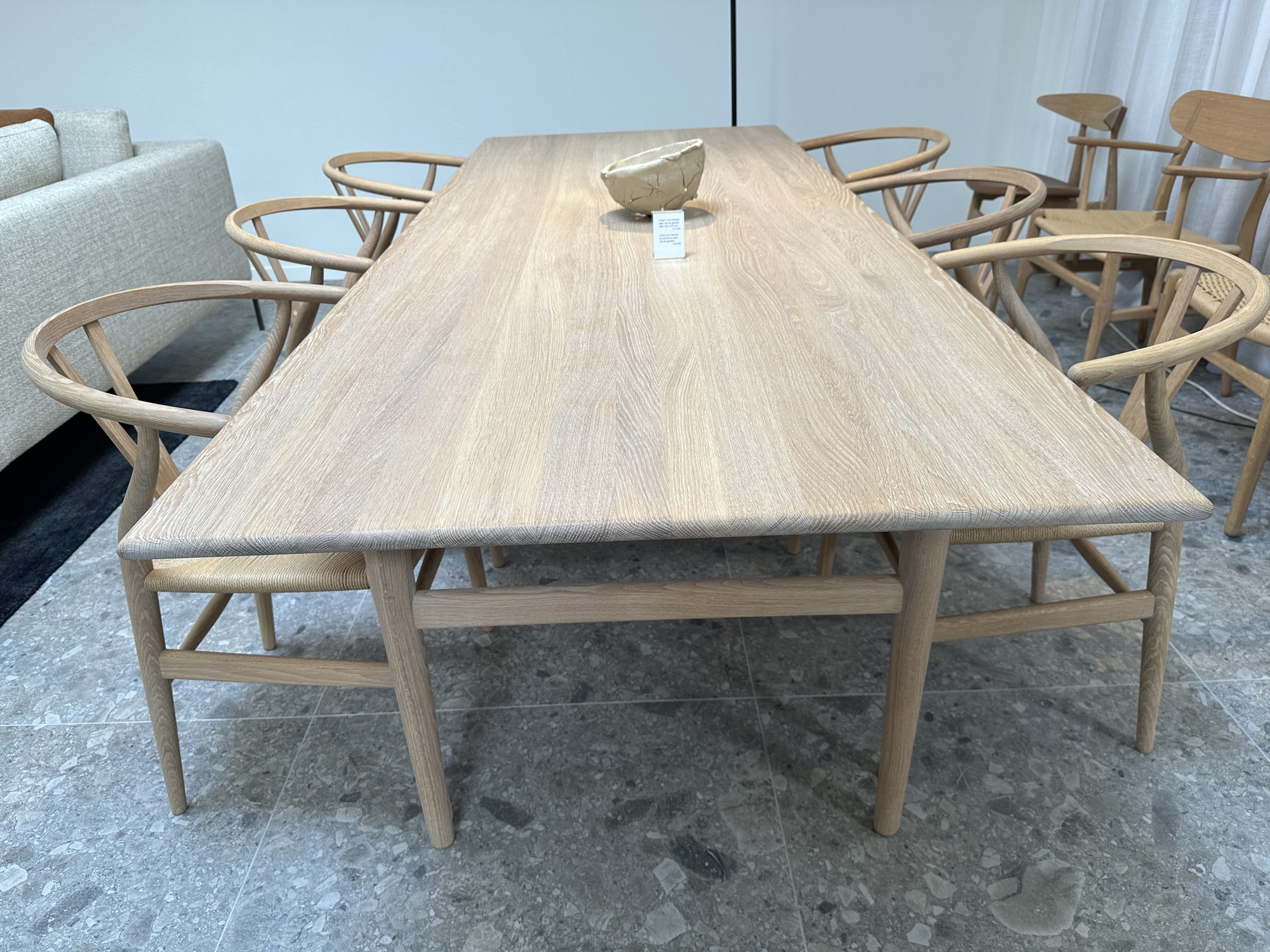 Carl Hansen-eettafel en 6 armstoelen in eik wit geolied